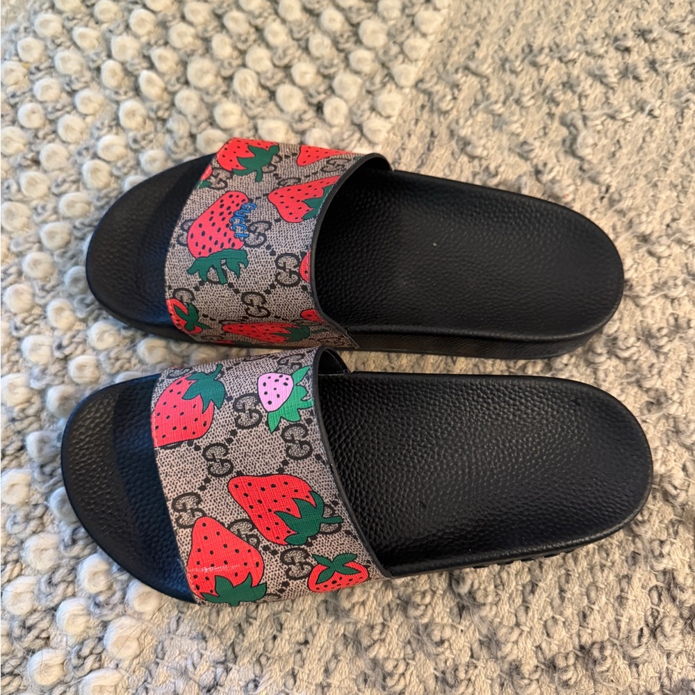 USED Gucci GG supreme strawberry slide sandals - size 6.5 US